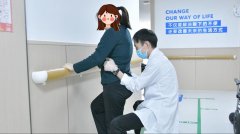 从轮椅到助行器:一位截瘫患者再次站起来的过程,见证康复师的温暖力量